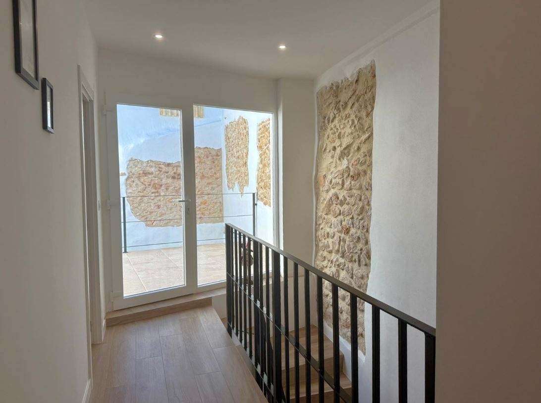 Townhouse with large courtyard for sale in Pedreguer.