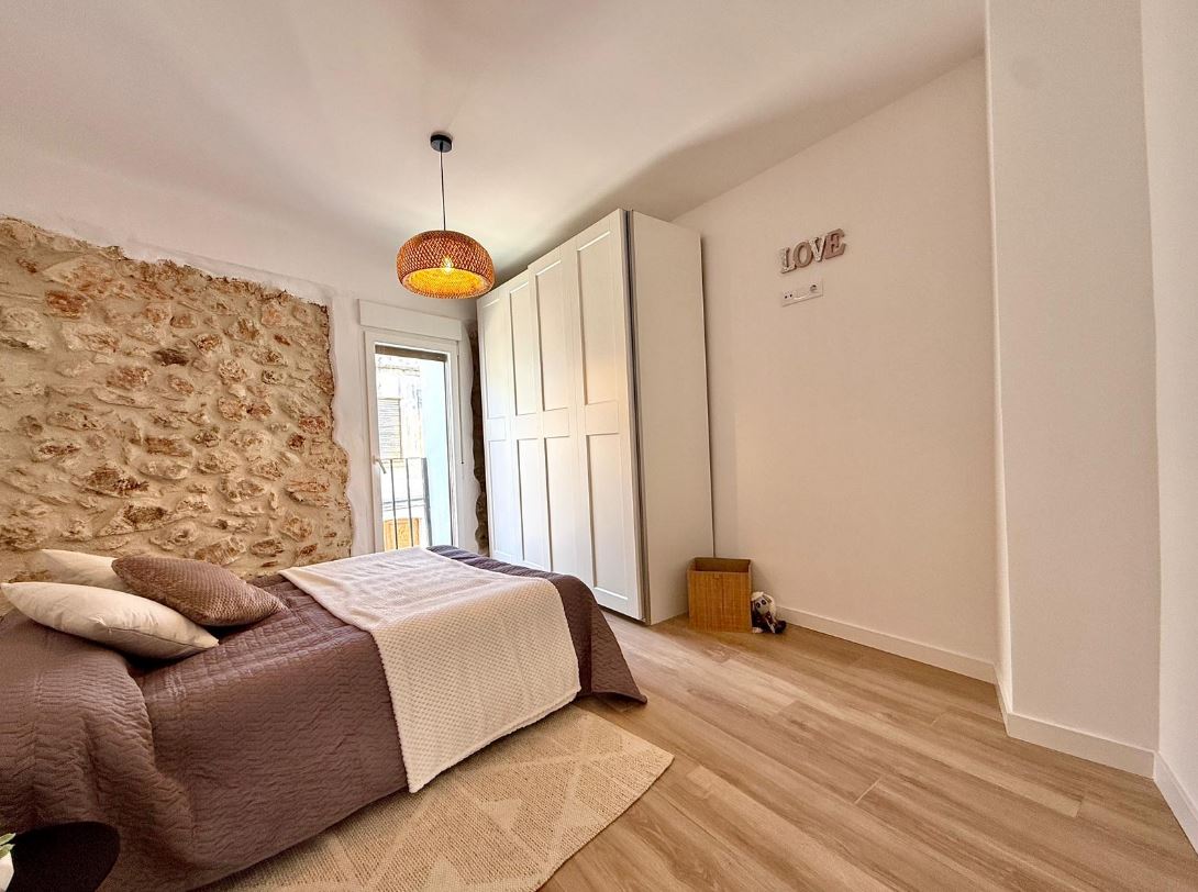Townhouse with large courtyard for sale in Pedreguer.