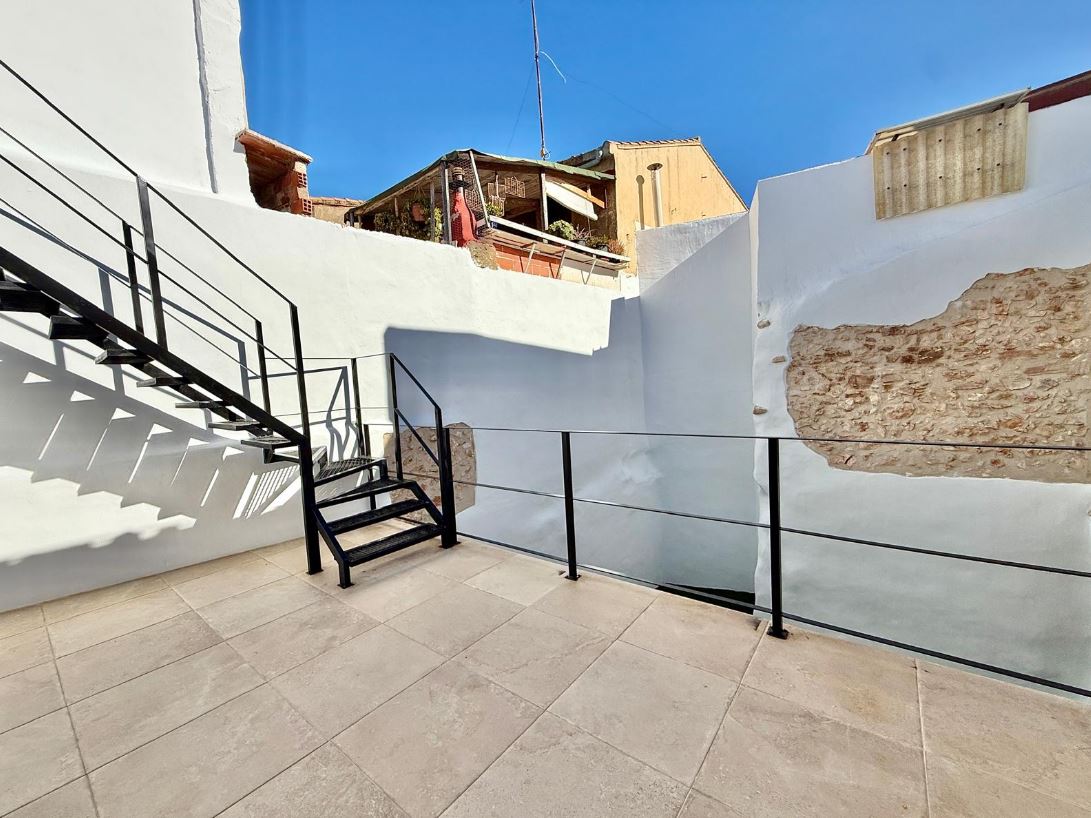 Townhouse with large courtyard for sale in Pedreguer.