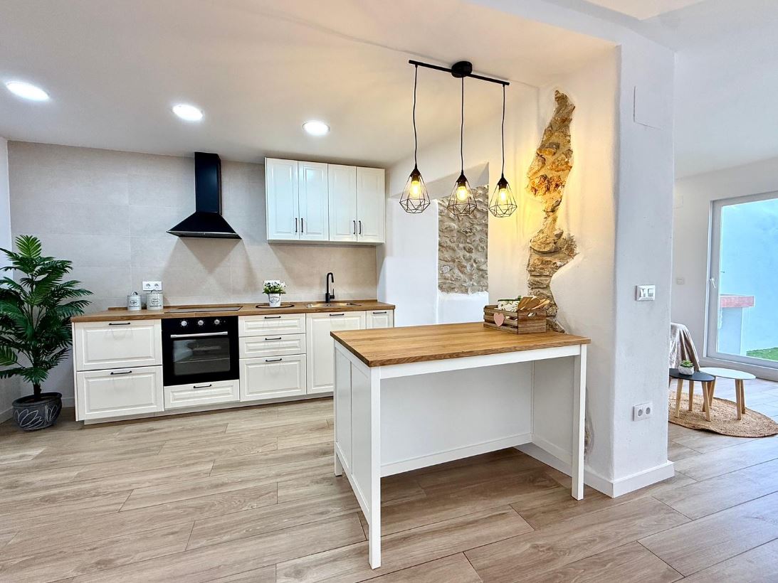 Townhouse with large courtyard for sale in Pedreguer.