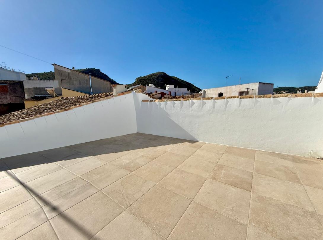 Townhouse with large courtyard for sale in Pedreguer.