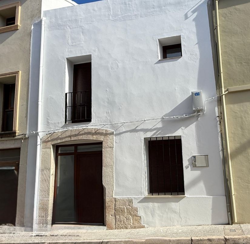 Townhouse with large courtyard for sale in Pedreguer.