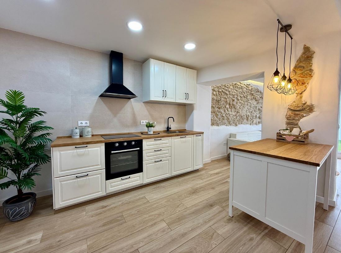 Townhouse with large courtyard for sale in Pedreguer.