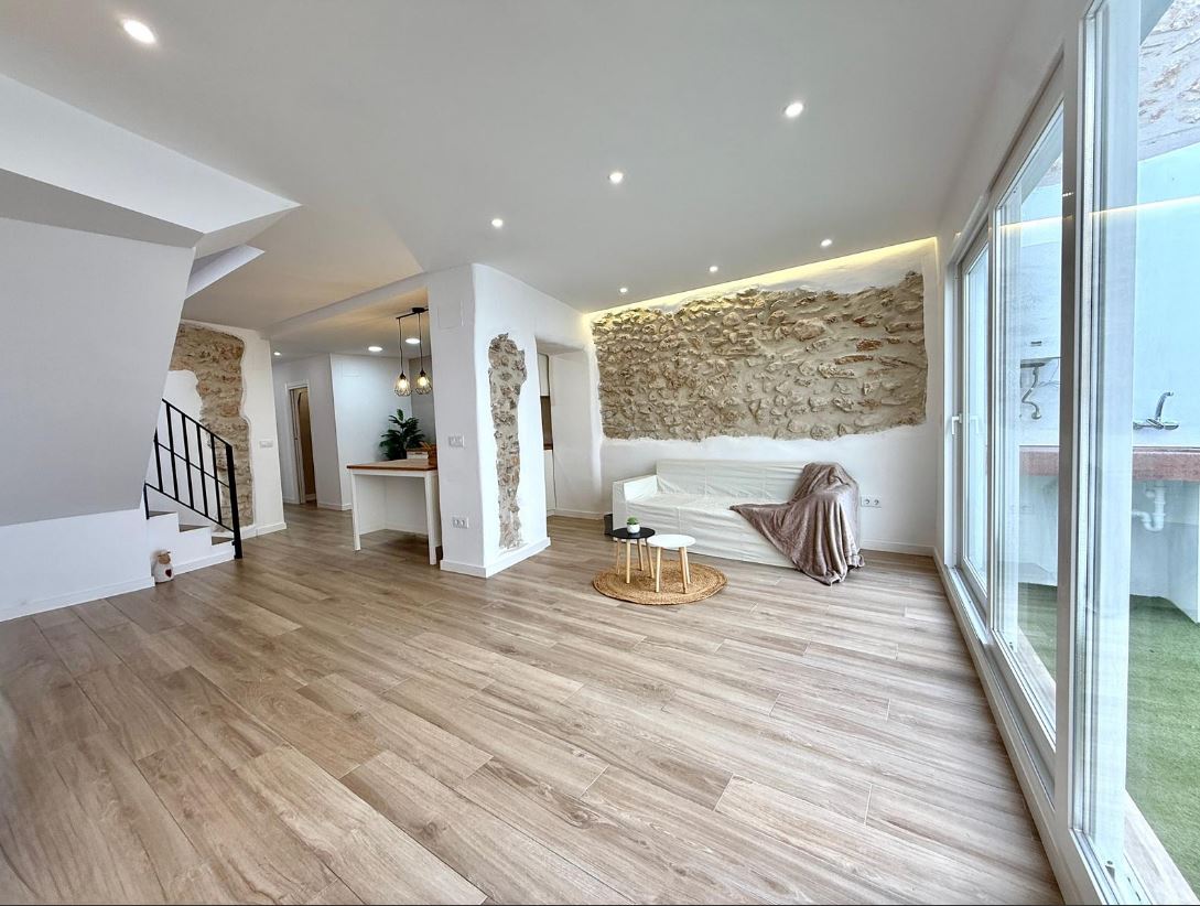 Townhouse with large courtyard for sale in Pedreguer.