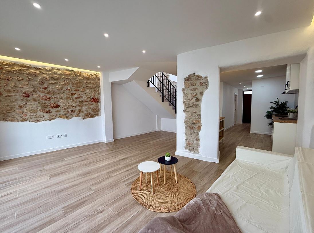 Townhouse with large courtyard for sale in Pedreguer.