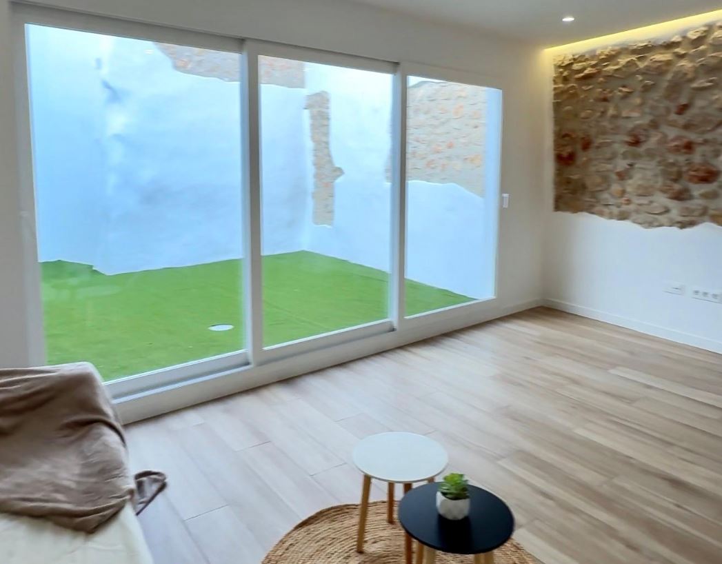 Townhouse with large courtyard for sale in Pedreguer.