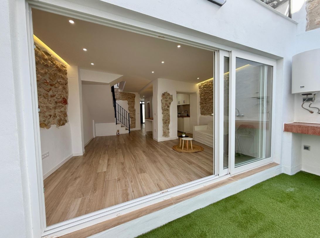 Townhouse with large courtyard for sale in Pedreguer.