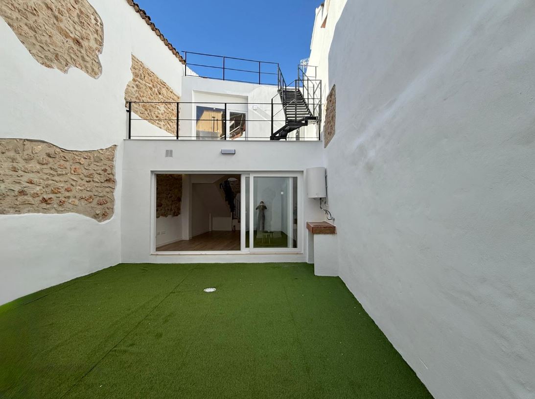 Townhouse with large courtyard for sale in Pedreguer.
