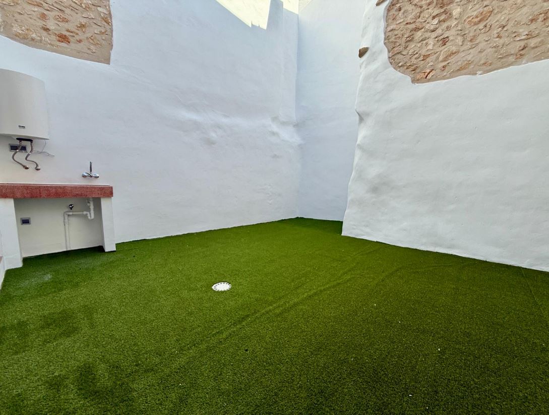 Townhouse with large courtyard for sale in Pedreguer.