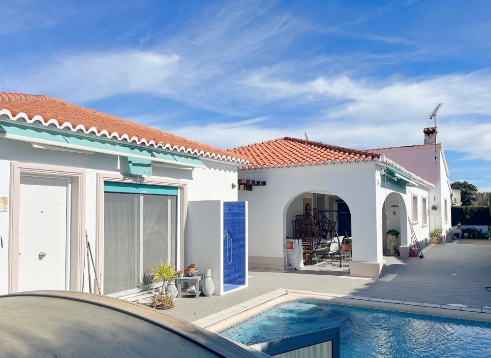 Chalet with private pool for sale in Dénia