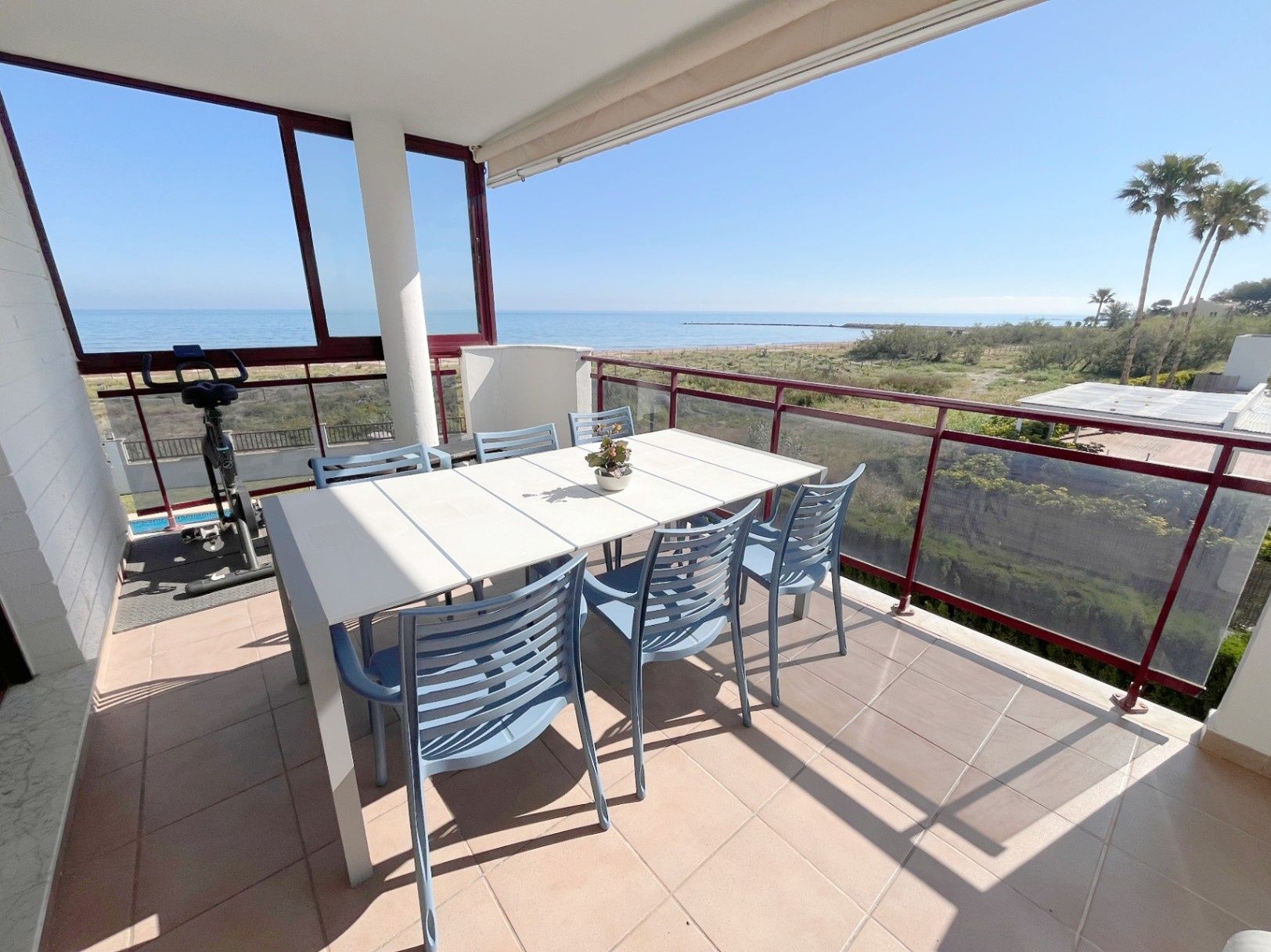 AP0525M - Apartamento en primera línea de playa en Dénia con vistas frontales al mar – Urb. Jardines de Dénia VII