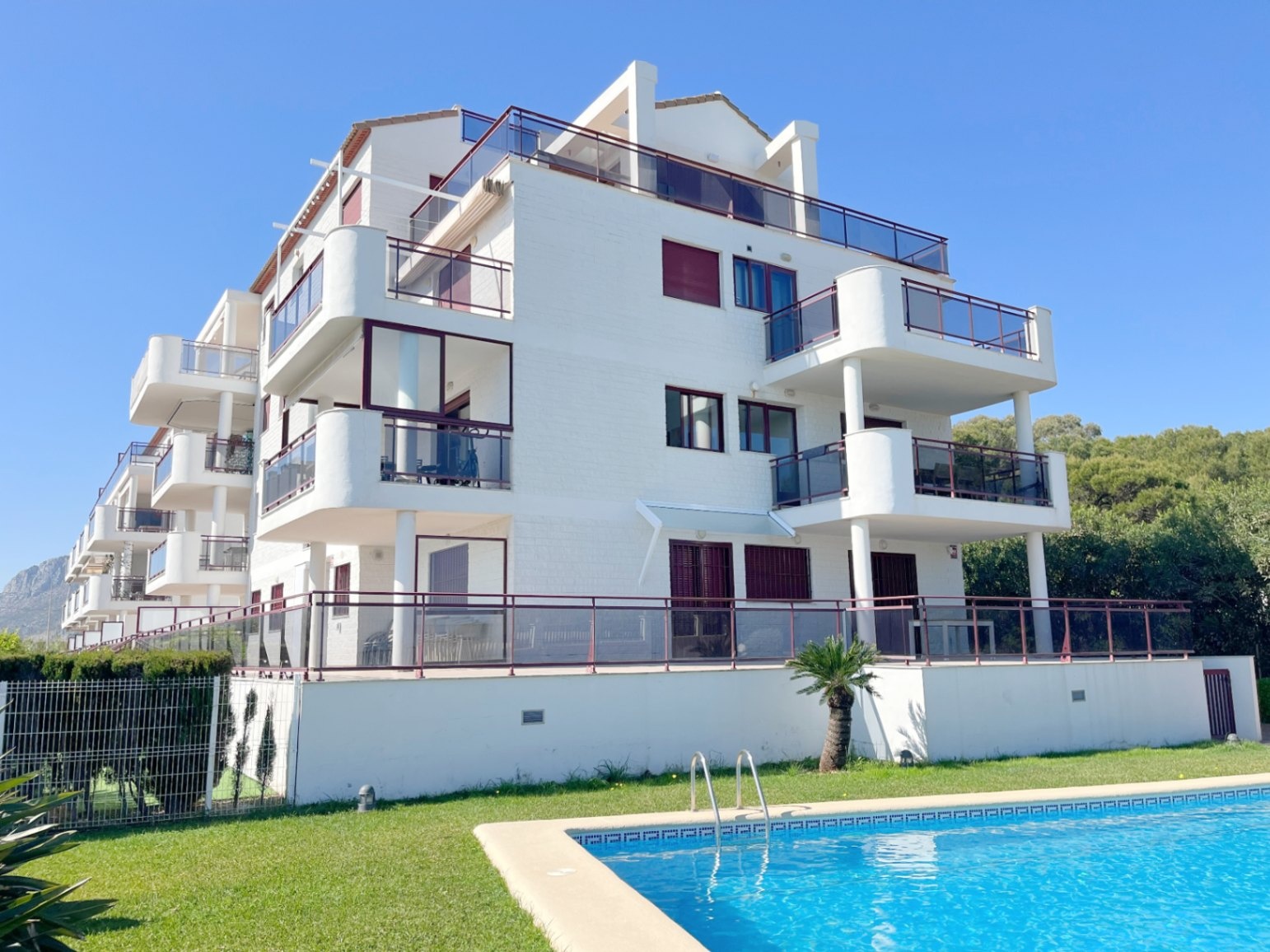 Apartamento en primera línea de playa en Dénia con vistas frontales al mar – Urb. Jardines de Dénia VII
