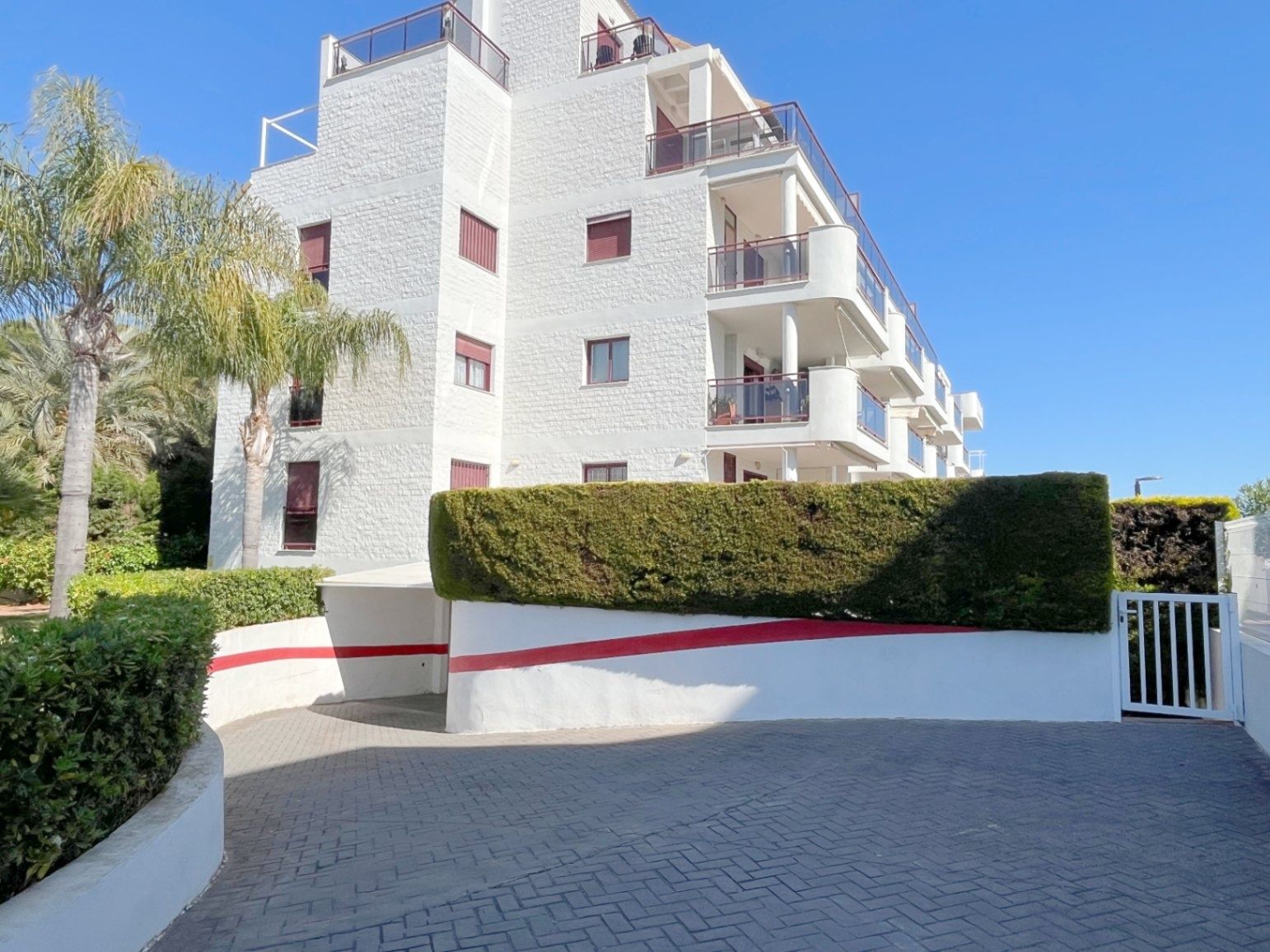 Apartamento en primera línea de playa en Dénia con vistas frontales al mar – Urb. Jardines de Dénia VII
