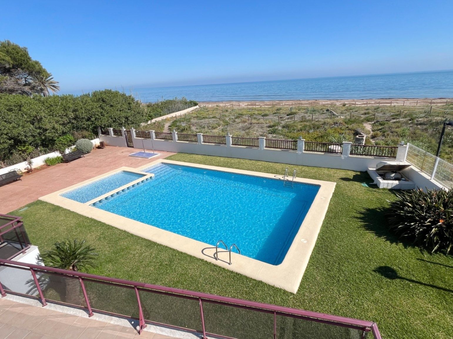 Apartamento en primera línea de playa en Dénia con vistas frontales al mar – Urb. Jardines de Dénia VII