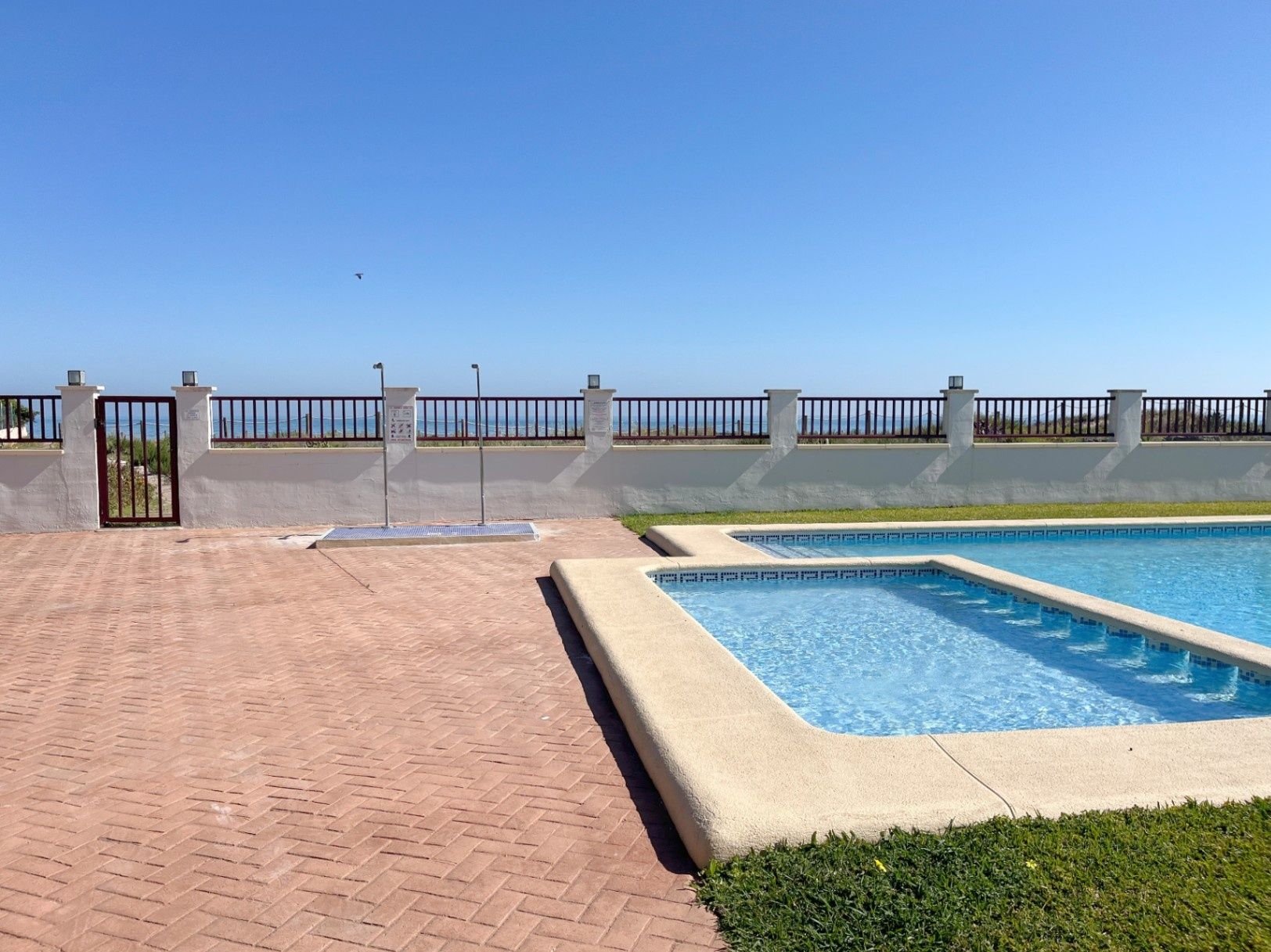 Apartamento en primera línea de playa en Dénia con vistas frontales al mar – Urb. Jardines de Dénia VII