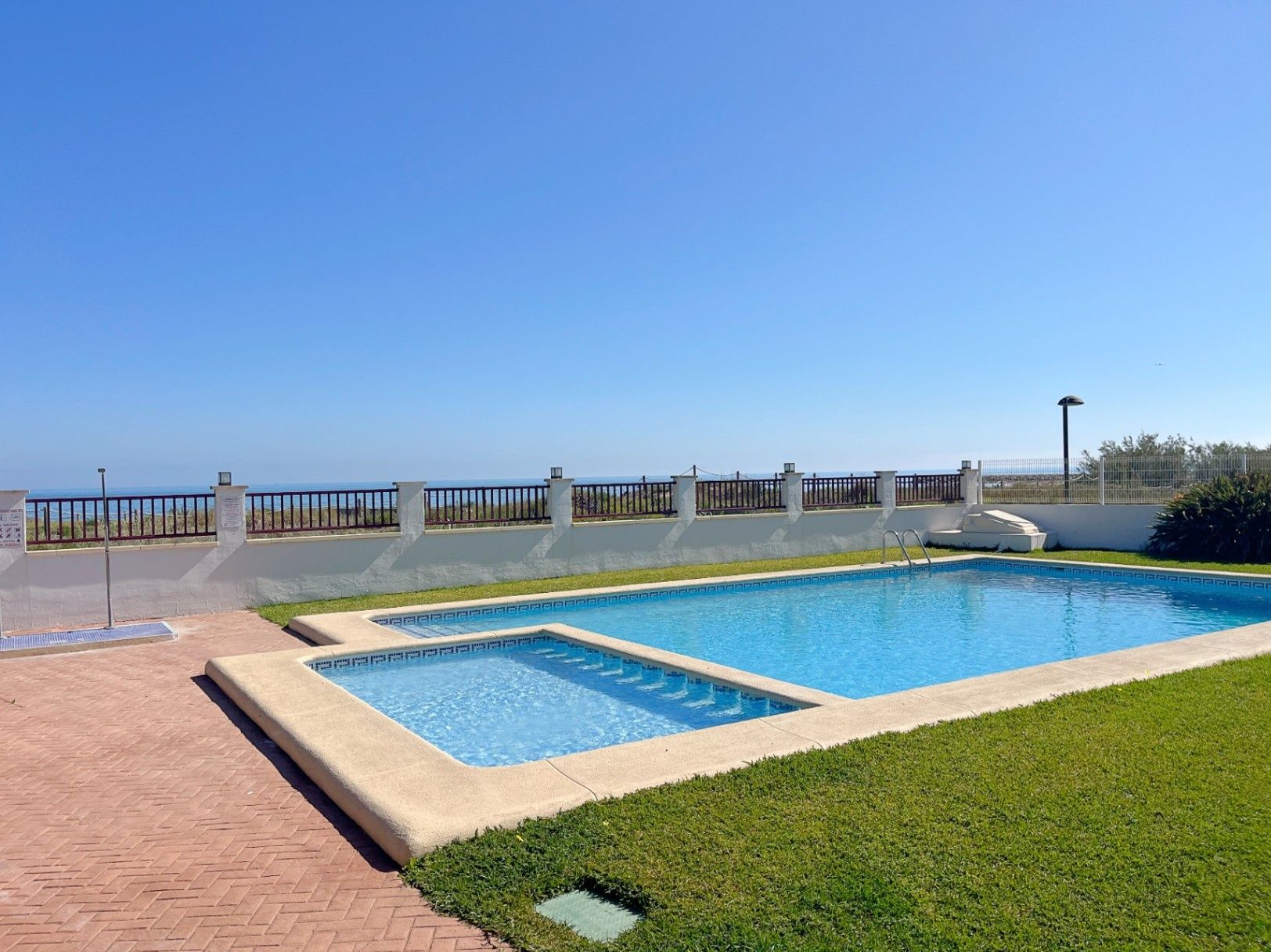 Apartamento en primera línea de playa en Dénia con vistas frontales al mar – Urb. Jardines de Dénia VII