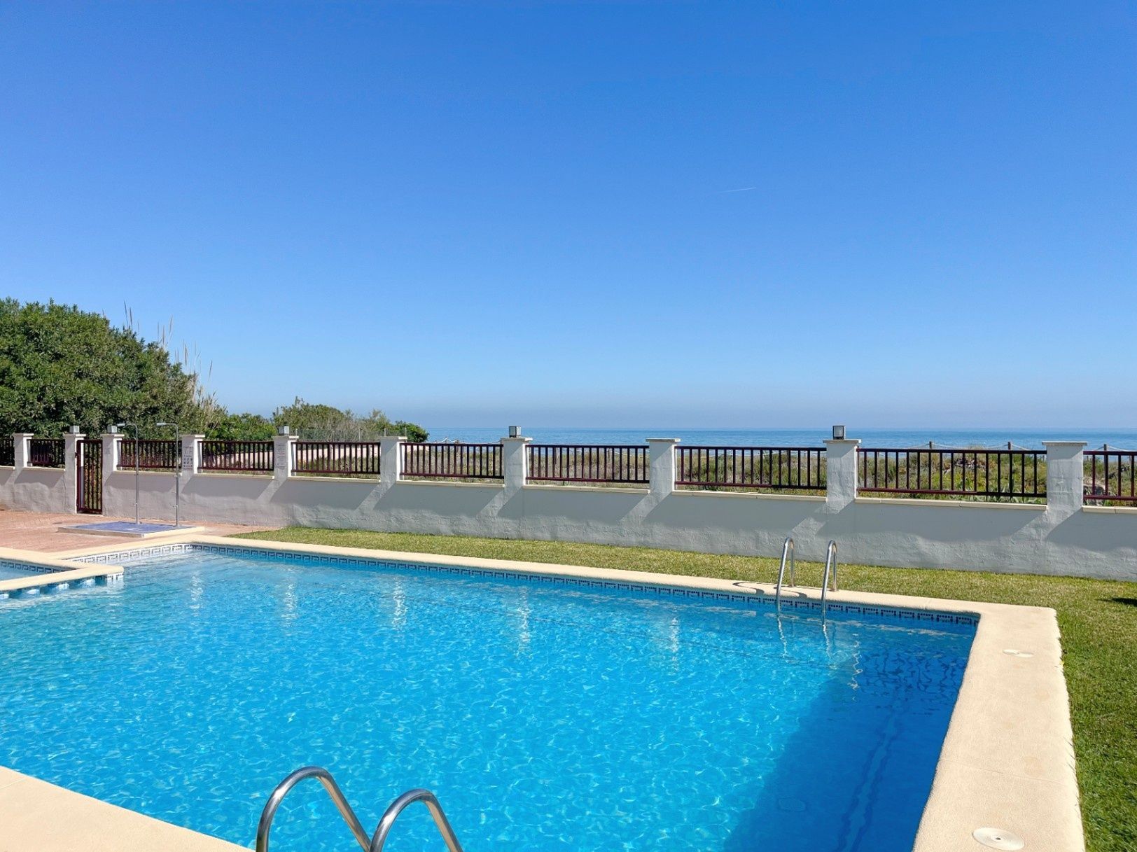 Apartamento en primera línea de playa en Dénia con vistas frontales al mar – Urb. Jardines de Dénia VII
