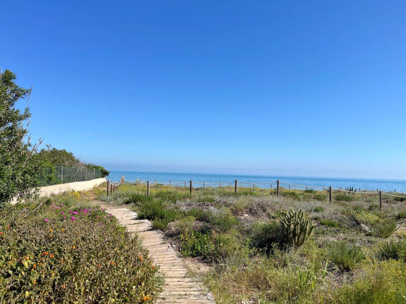 Apartamento en primera línea de playa en Dénia con vistas frontales al mar – Urb. Jardines de Dénia VII