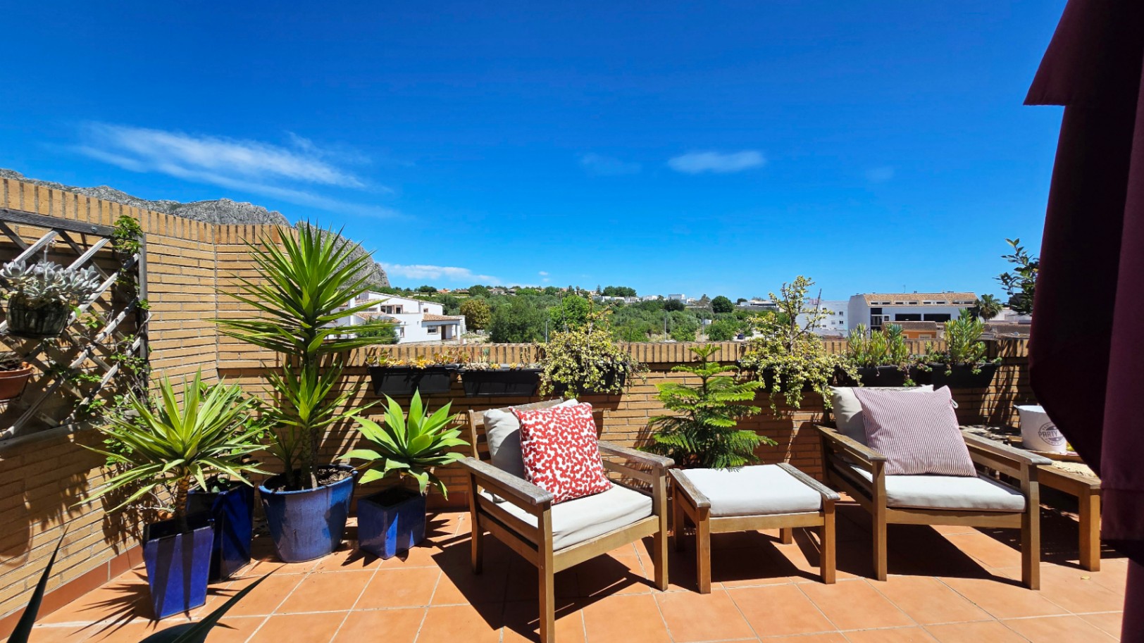Ático en venta en Beniarbeig con terrazas privadas, vistas abiertas y garaje