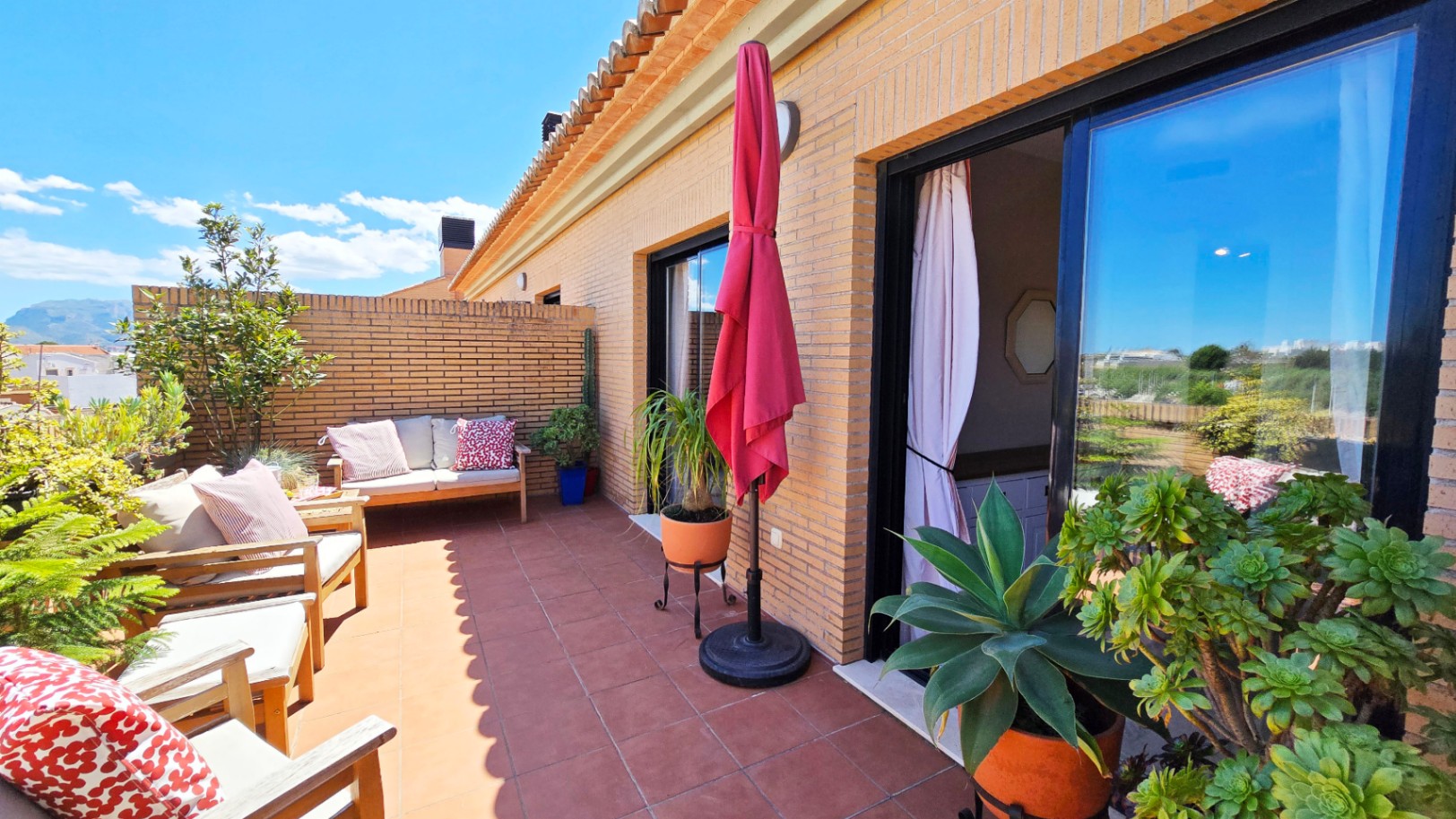 Ático en venta en Beniarbeig con terrazas privadas, vistas abiertas y garaje
