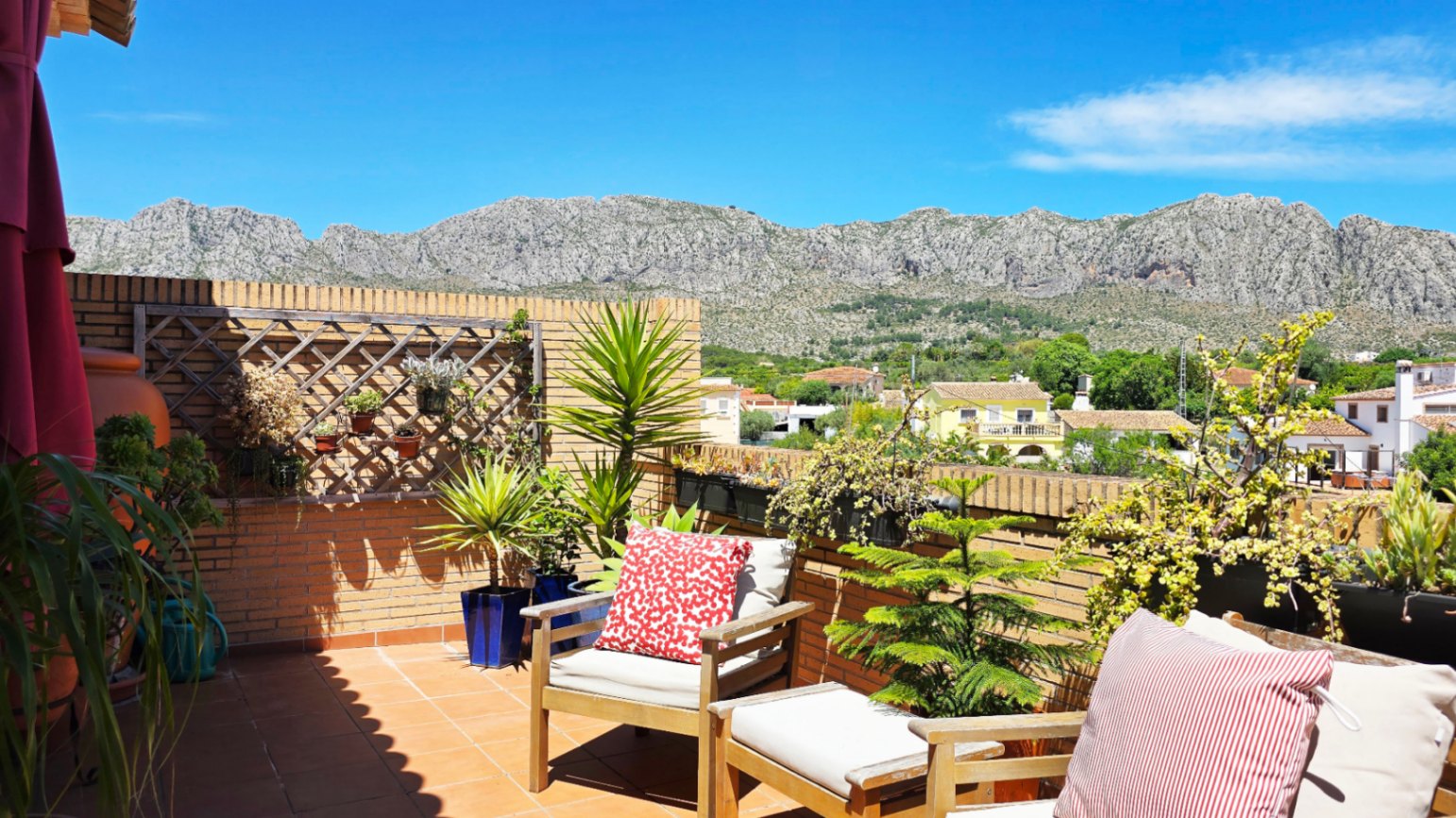 Ático en venta en Beniarbeig con terrazas privadas, vistas abiertas y garaje