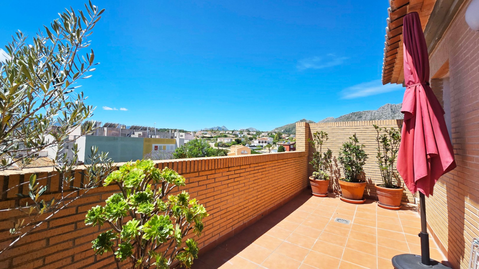 Ático en venta en Beniarbeig con terrazas privadas, vistas abiertas y garaje