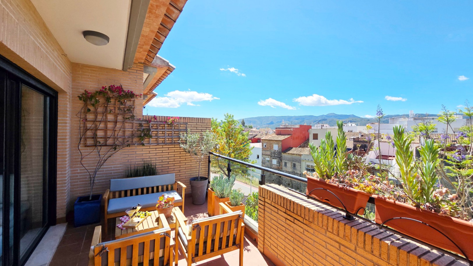 Ático en venta en Beniarbeig con terrazas privadas, vistas abiertas y garaje