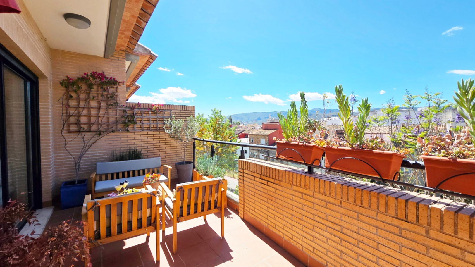 Ático en venta en Beniarbeig con terrazas privadas, vistas abiertas y garaje