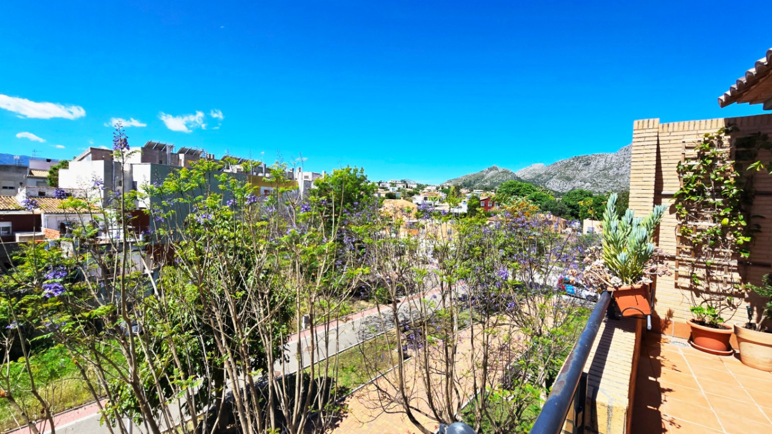 Ático en venta en Beniarbeig con terrazas privadas, vistas abiertas y garaje