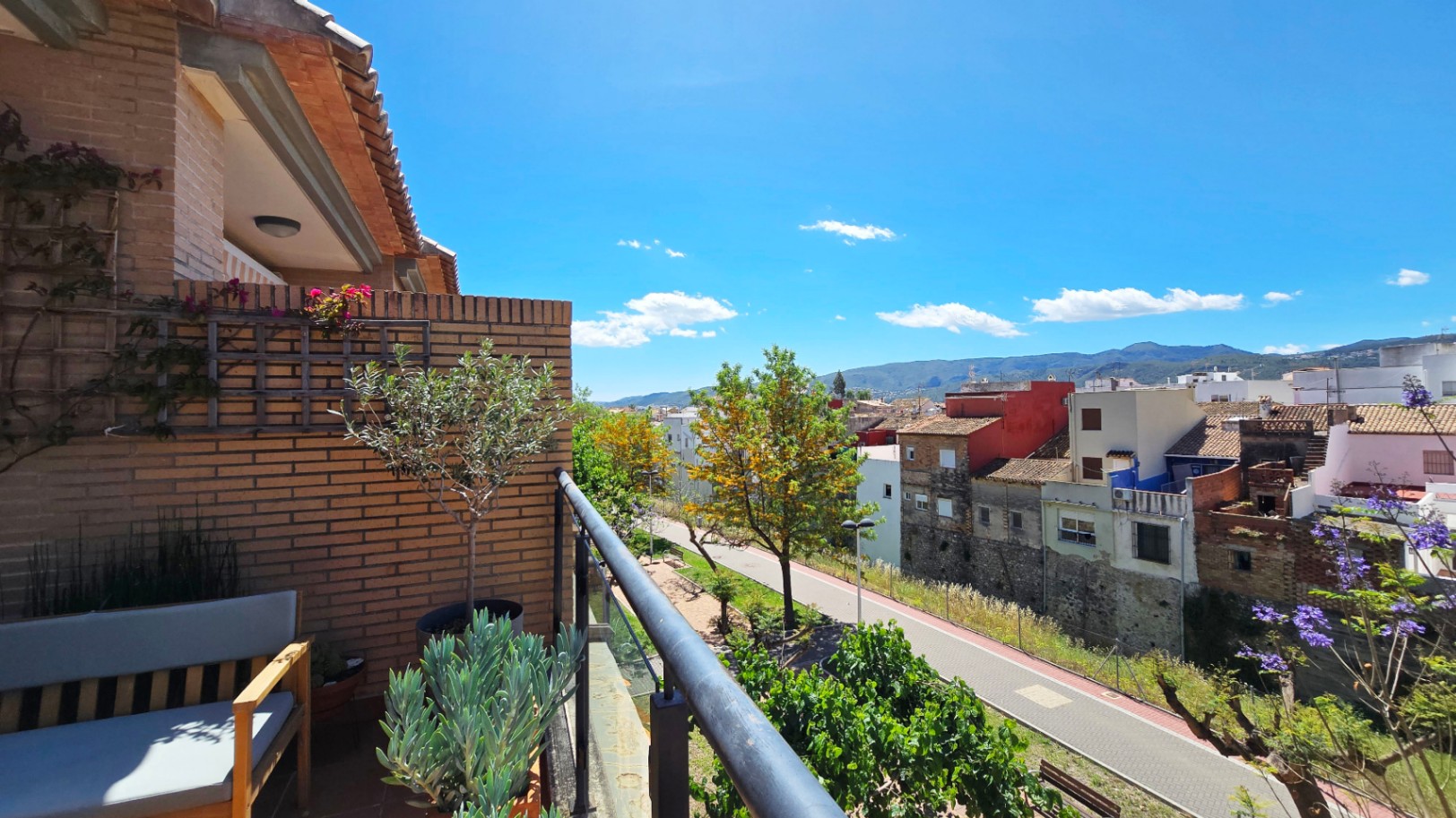 Ático en venta en Beniarbeig con terrazas privadas, vistas abiertas y garaje
