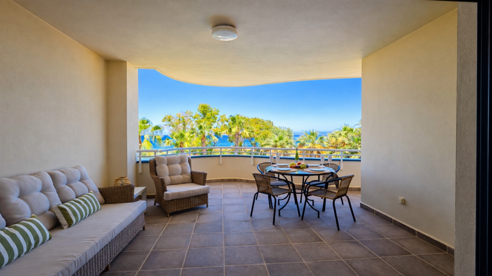 Apartamento con vistas frontales al mar en venta Dénia - Urb. Las Olas