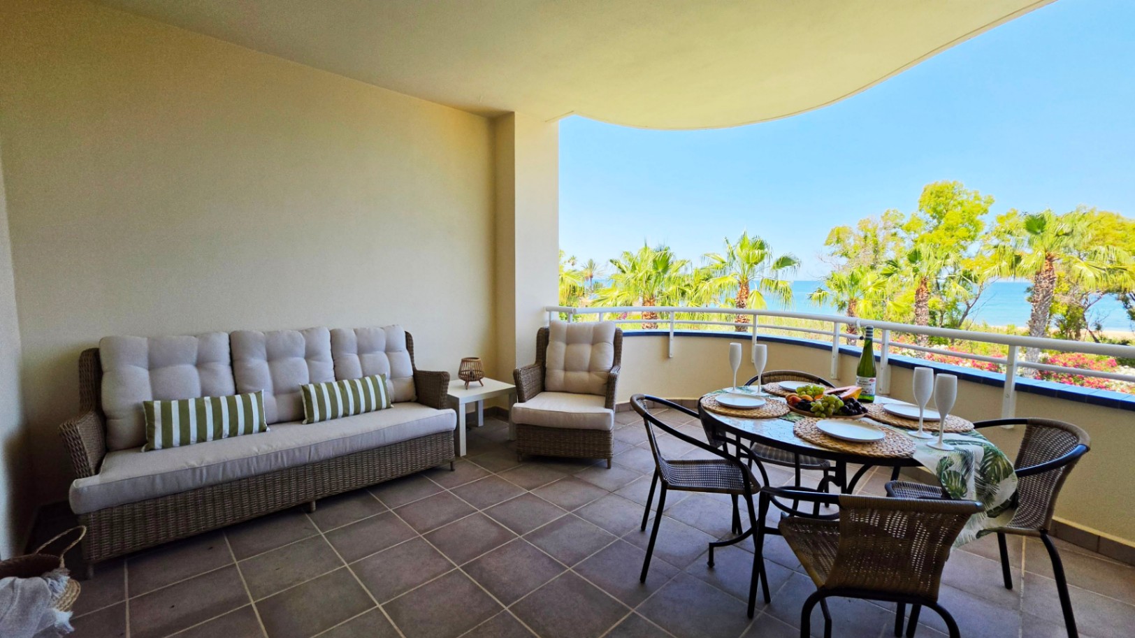 Apartamento con vistas frontales al mar en venta Dénia - Urb. Las Olas