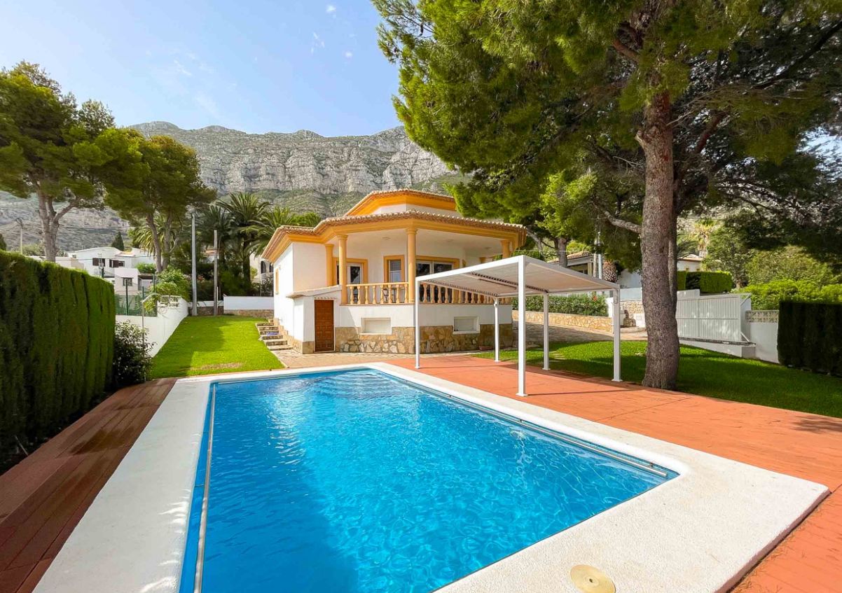 Villa with pool and sea views for sale in Dénia