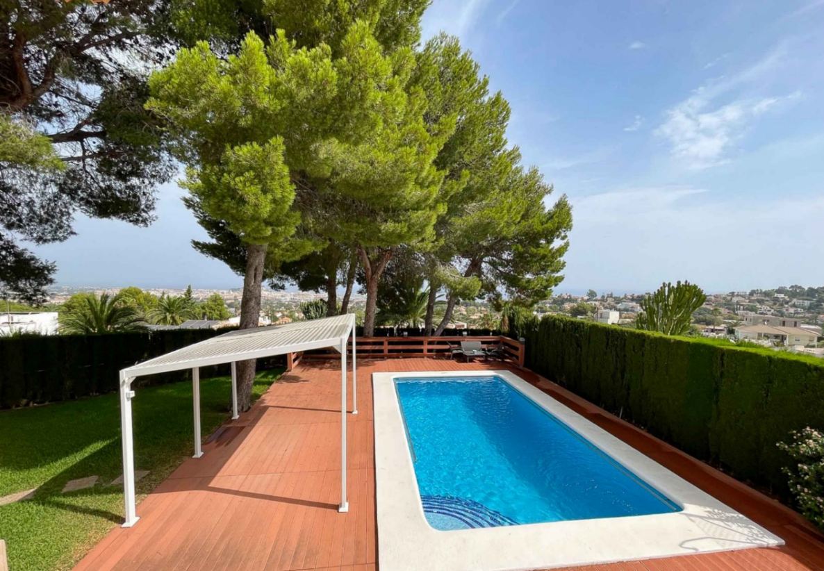 Villa con piscina y vistas al mar en venta Dénia