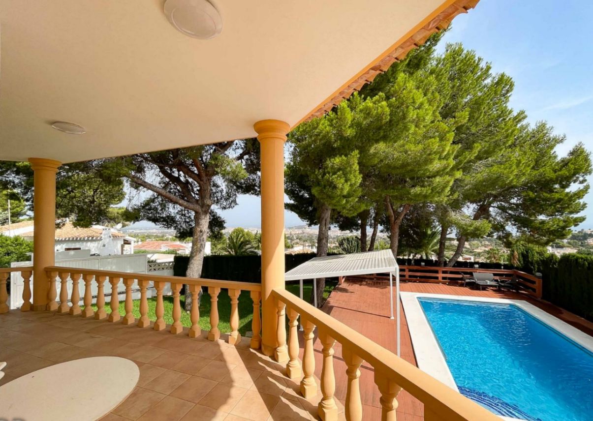 Villa with pool and sea views for sale in Dénia