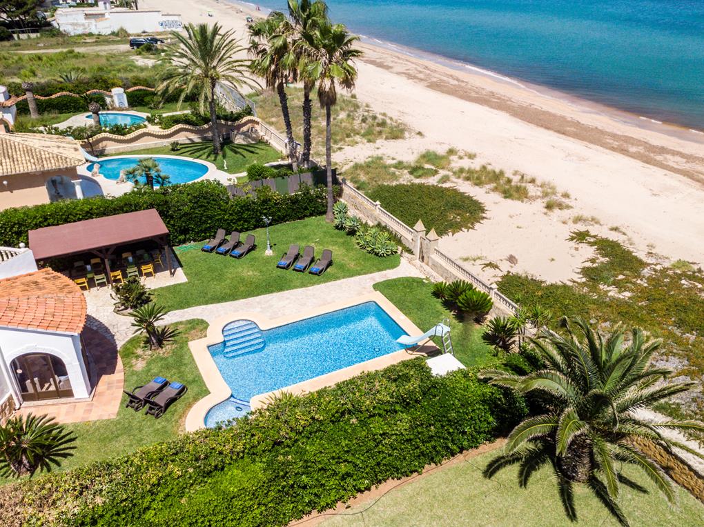 Villa mit Pool direkt am Meer zu verkaufen in Dénia