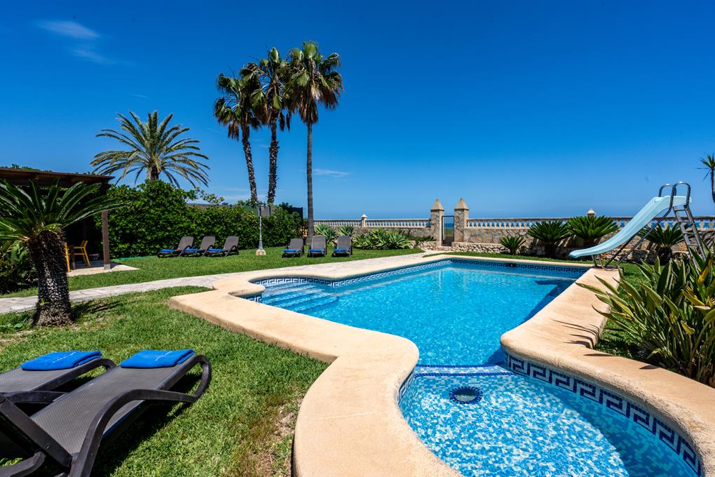 Villa with pool in front of the sea for sale in Dénia