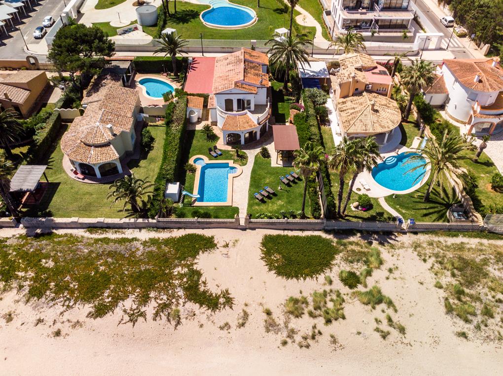 Villa mit Pool direkt am Meer zu verkaufen in Dénia