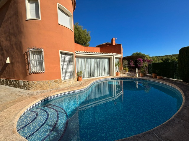 Villa with pool for sale in Dénia - Galeretes Area