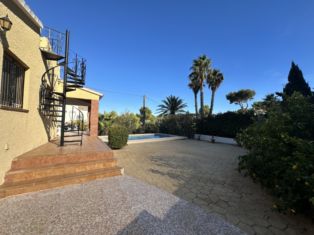 Villa with pool for sale in Dénia - Zona Montgo