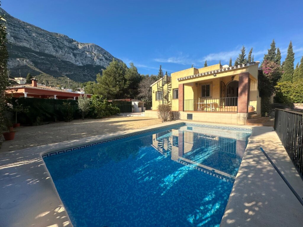 Chalet con piscina en venta Dénia - Zona Montgo