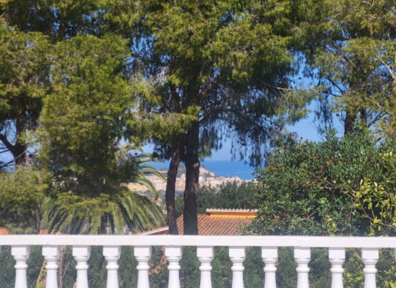 Chalet con piscina y vistas al mar en venta Denia